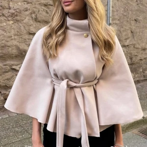 Beige poncho kappa - Beige poncho kappa från missay som inte kommer till användning och aldrig används då jag redan har en i svart💗