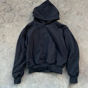 Svart YZY hoodie  - Säljer en klassisk svart hoodie från YZY. Den är helt oanvänd och är i nytt skick, priset går att diskuteras. DM för mer bilder