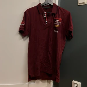 Piké från Dark horse - En jättefin vinröd piké från Dark horse. Inga defekter. Storlek S men sitter mer som M.