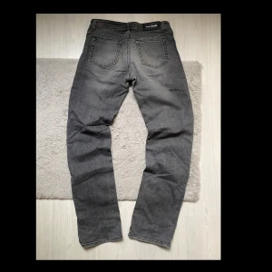 Acne jeans med snygg grå tvätt - Snygga acne jeans med grå tvätt, passar 30/32. Skriv vid funderingar!
