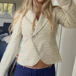 Kavaj från Massimo dutti  - Superfin beige/guldig kavaj från Massimo dutti💕(Bilder från tjejen jag köpte av) 