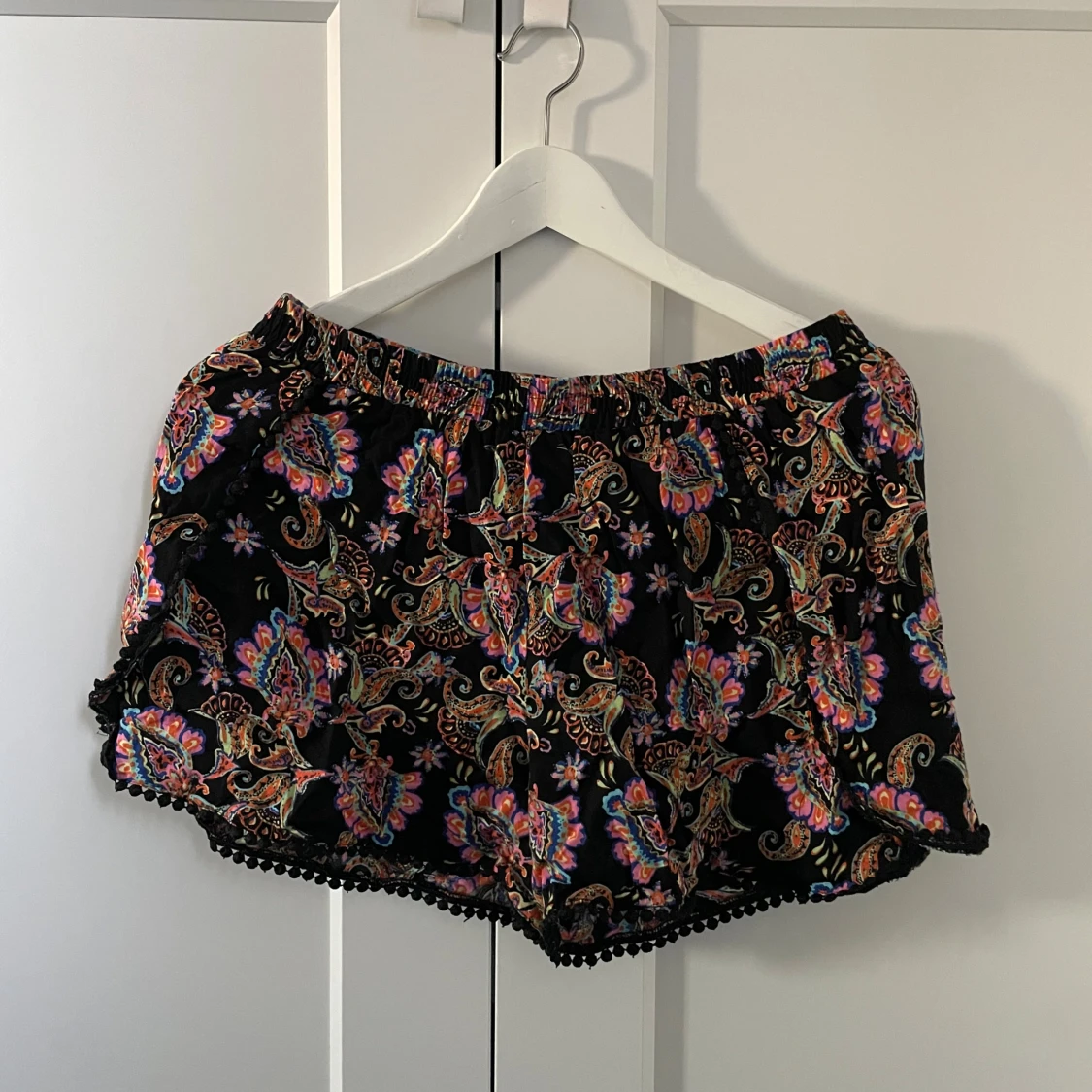 Svarta blommiga shorts med spetskant - 1