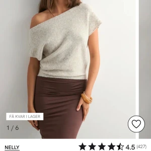 Beige stickad offshoulder topp Nelly - Säljer min oanvända topp från Nelly i storlek xs , kontakta för fler frågor 💗köparen står för frakten 💗