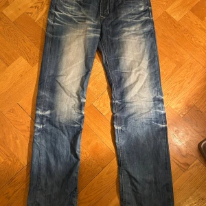 Blå jeans med wash, storlek 30 - Jeans med mjuk denim, blå färg och ljus wash på låren och på baksidan. Cool och trendig design i knävecken. Klassisk 5-ficks modell och coola detaljer på fickorna.