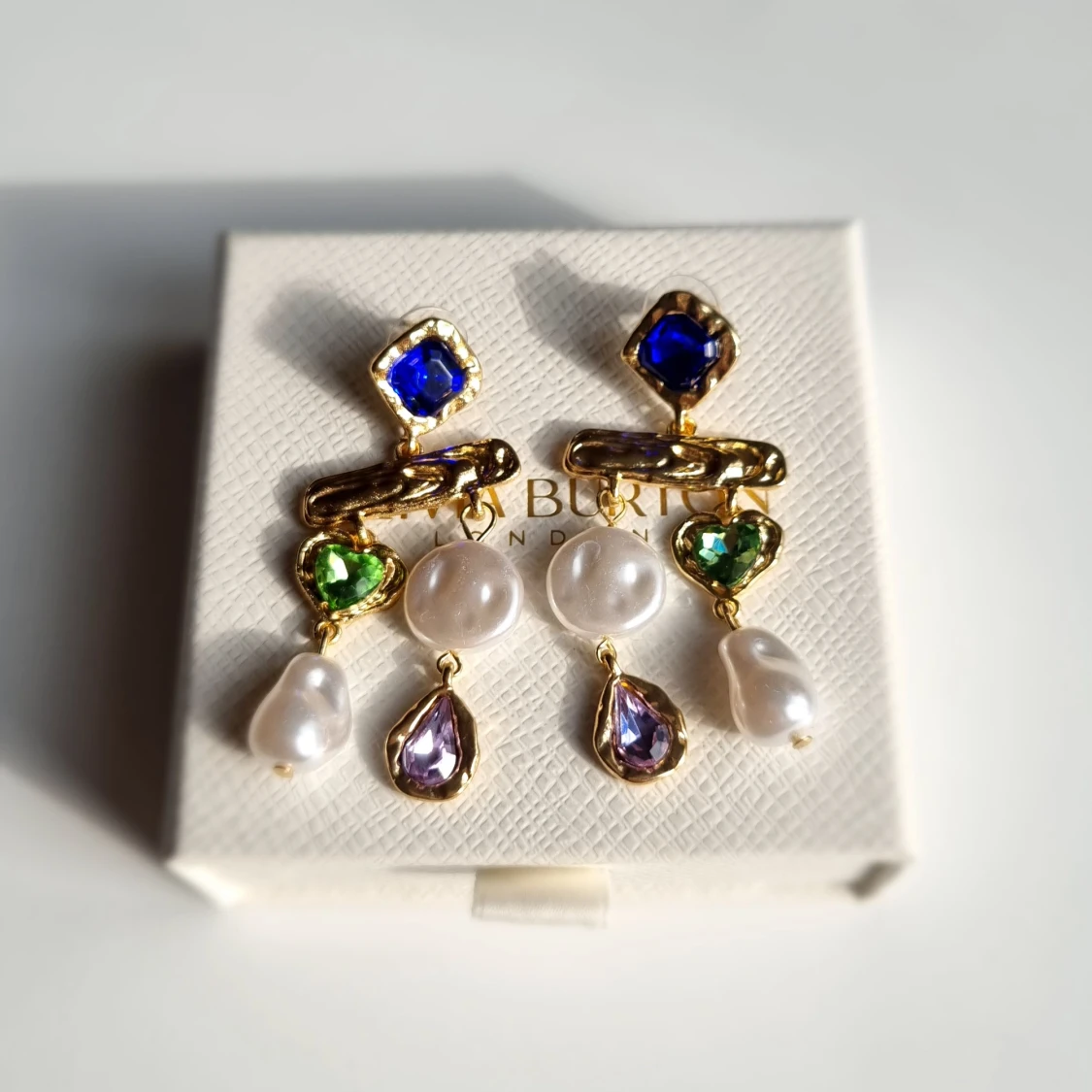 Färgglada örhängen med pärlor och stenar - 1