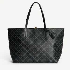 INTERESSEKOLL!! Svart väska från By Malene Birger - Stilren och rymlig svart väska från By Malene Birger med grafiskt rutmönster i grått. Använd ett fåtal gånger men har inga tydliga tecken på användning💕