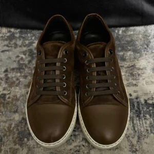 Lanvin cap toe  - Hej! Säljer nu mina bruna lanvin BBD1 captoe! Skorna är i väldigt bra skick! De är i storlek uk6 som motsvarar en storlek EU41. Skriv gärna om ni är intresserade eller har frågor! Inga byten. Kan sänka pris lite vid snabb affär! Inget OG medföljer, men skorna är i väldigt bra skick, därav priset. 