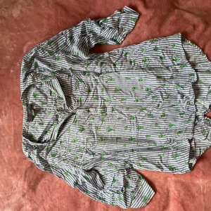 Kaktusblus  - Cool randig blus med kaktusar. Köpt på Primark!! Den har rätt så härligt och luftigt material och sen trekvarts ärmar!! 🌵(den är tyvärr inte struken i bilden) 