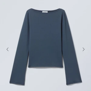 Mörkblå långärmad topp från weekday - Slutsåld på hemsidan. Använd 1 gång.