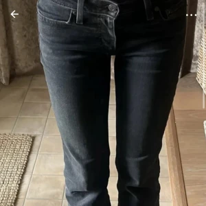 Levi's  svarta jeans - Sjukt snygga Levis jeans, finns lite tecken på användning då dom har använts en del och tvättats, men annars väldigt bra skick och nypris är ca 800kr🩷skriv för frågor och intresse, skicka prisförslag🩷storlek 25x32 passar bra på mig som har 34/36 i jeans