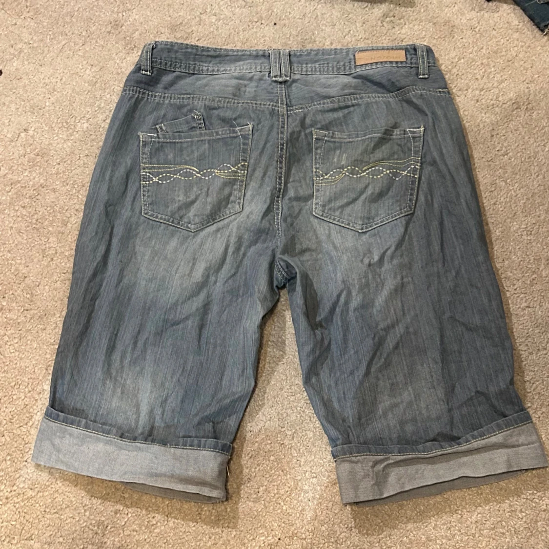 Grå jeansshorts med broderade fickor - 1