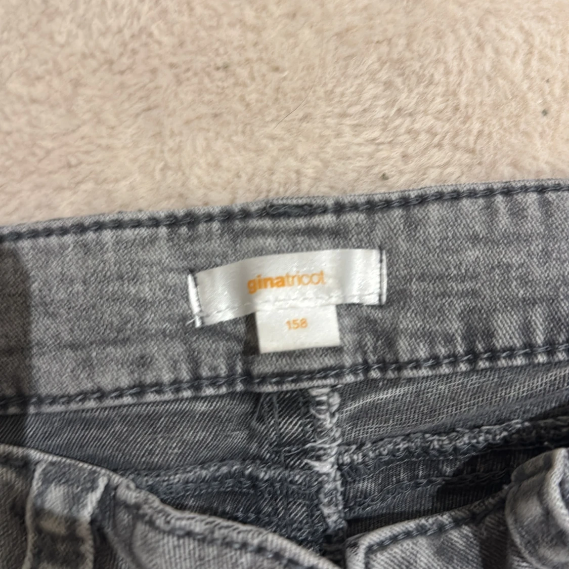 Grå bootcut jeans från Gina Tricot - 4