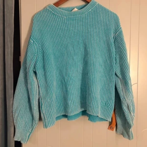 Turkos stickad tröja från C.W. - Turkos stickad tröja från C.W. med vita ränder och relaxed fit. Tröjan har rund halsringning och långa ärmar, perfekt för lager på lager. Snygg ribbad struktur och diskret logga nertill.  