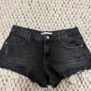 Jeansshorts  - Säljer mina svarta jeansshorts från Zara. Storlek 36. Används max 2-3 gånger. Lågmidjade!