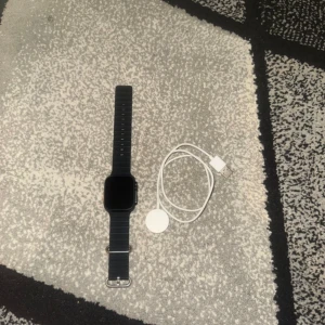 Smart klocka - Säljer en smartklocka, endast använd omkring 5 gånger. Ingår laddare och band. Ej Apple Watch. I god skick.