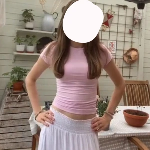 Ljusrosa t-shirt från Gina Tricot - Supersöt ljusrosa t-shirt från Gina Tricot i storlek XS. Modellen är tight och har korta ärmar med rund halsringning. Materialet är mjuk bomull som känns skönt mot huden. Otroligt fin och skön tröja som tyvärr har blivit för liten. 