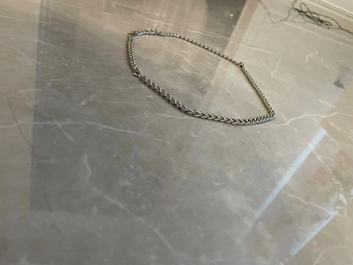 Två kedjehalsband i guld och silver - 3