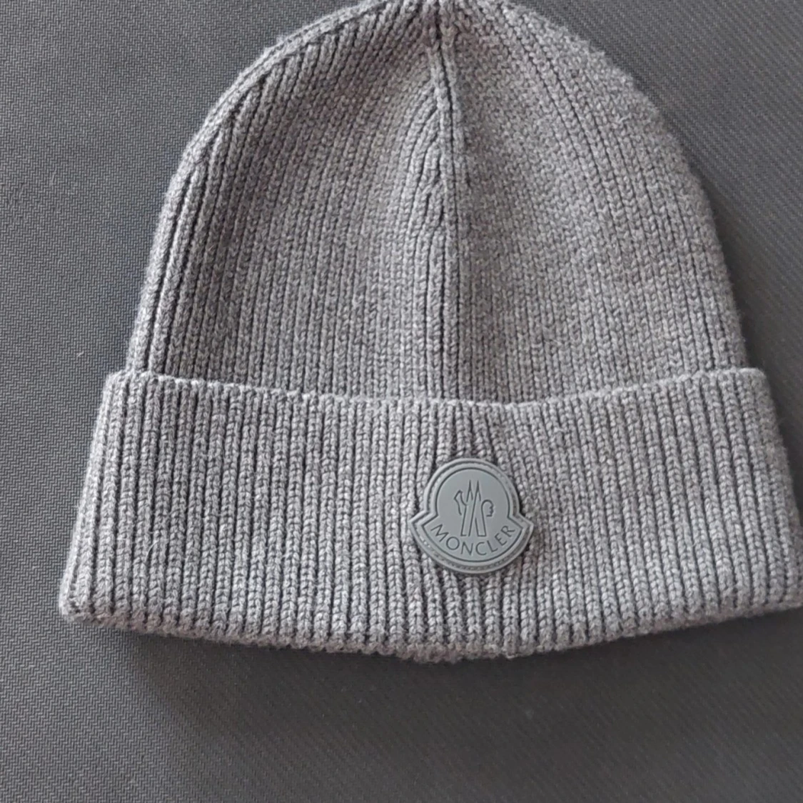 Grå ribbad mössa från Moncler