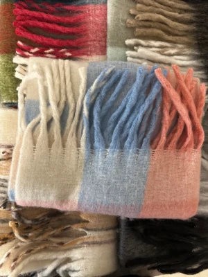 Rutig cashmere halsduk  - En rutig cashmere halsduk perfekt för höst-vintern. Gjord med mjuk cashmere vilket gör den mycket varm. Halsduken är 250cm x 38cm. Aldrig andvänd i perfekt skick.