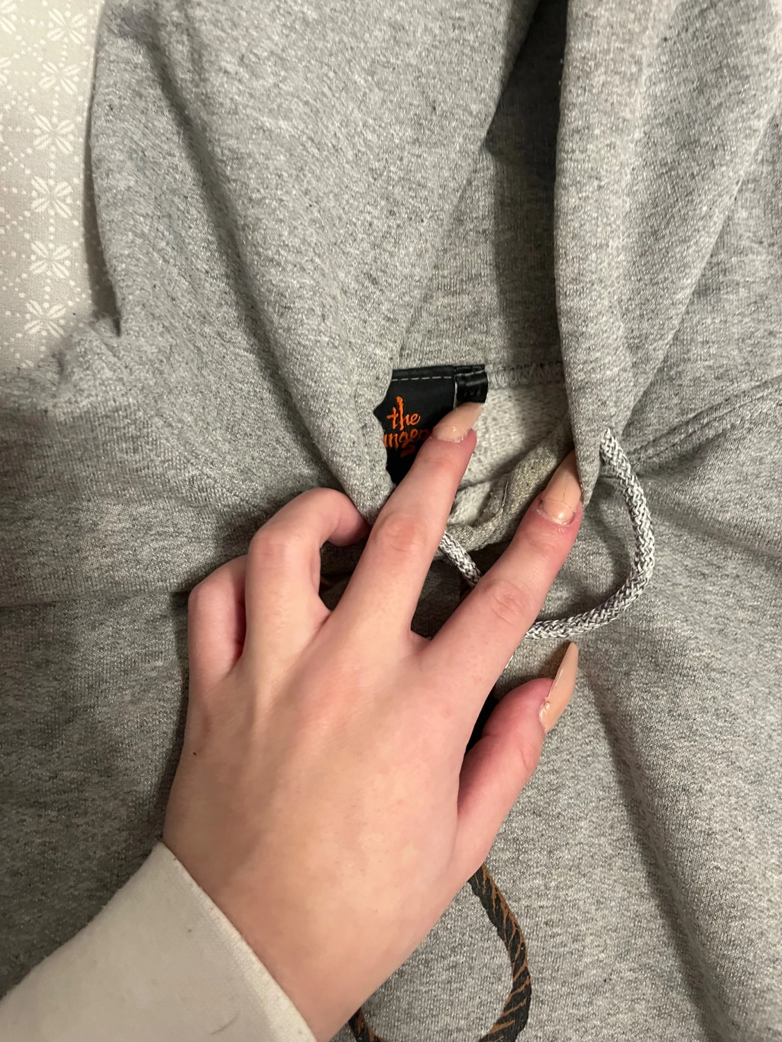 Grå hoodie med tryck från The Hundreds - 1