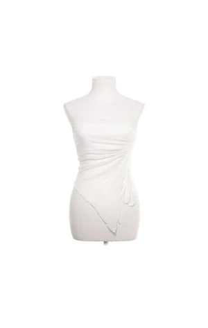 Vit asymmetrisk bandeau tubtopp - Säljer en vit bandeau tubtopp med asymmetrisk nederkant och snygg drapering på sidan. Toppen är axelbandslös och har en cool omlott-effekt framtill. Perfekt för dig som gillar minimalistisk stil med en twist.