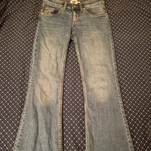 Blå bootcut jeans från 157 XXS - Supersnygga blå jeans från 157 i storlek XXS med klassisk bootcut-modell och full längd. Perfekta för dig som gillar en tidlös och avslappnad stil. Smutsig bredvid gylfen men knappt så det syns. Passar mig som är 163. 