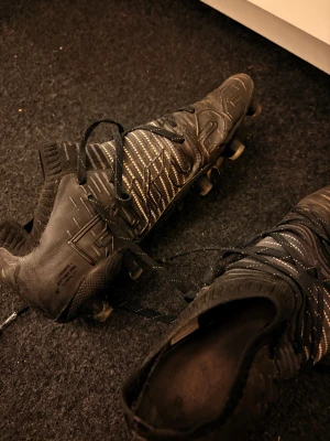 Puma future fotbollskor  - Puma future fotoblllskor elite versionen av sko modellen, nypris ca 2200 kr, användes för ca 1 år sen och är otroligt sköna att spela i skorna är storlek 42 