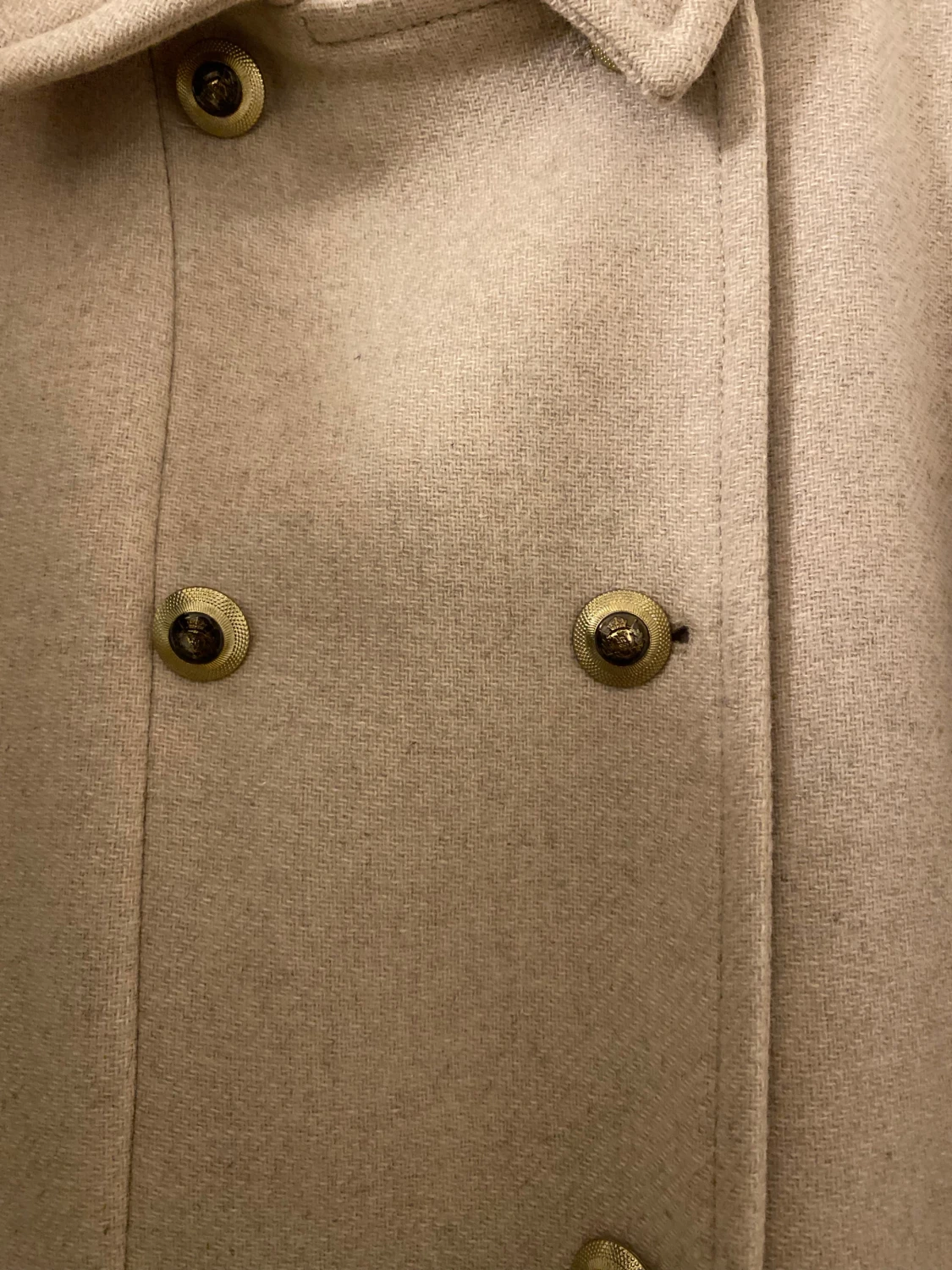 Beige kappa från Zara med guldknappar - 1