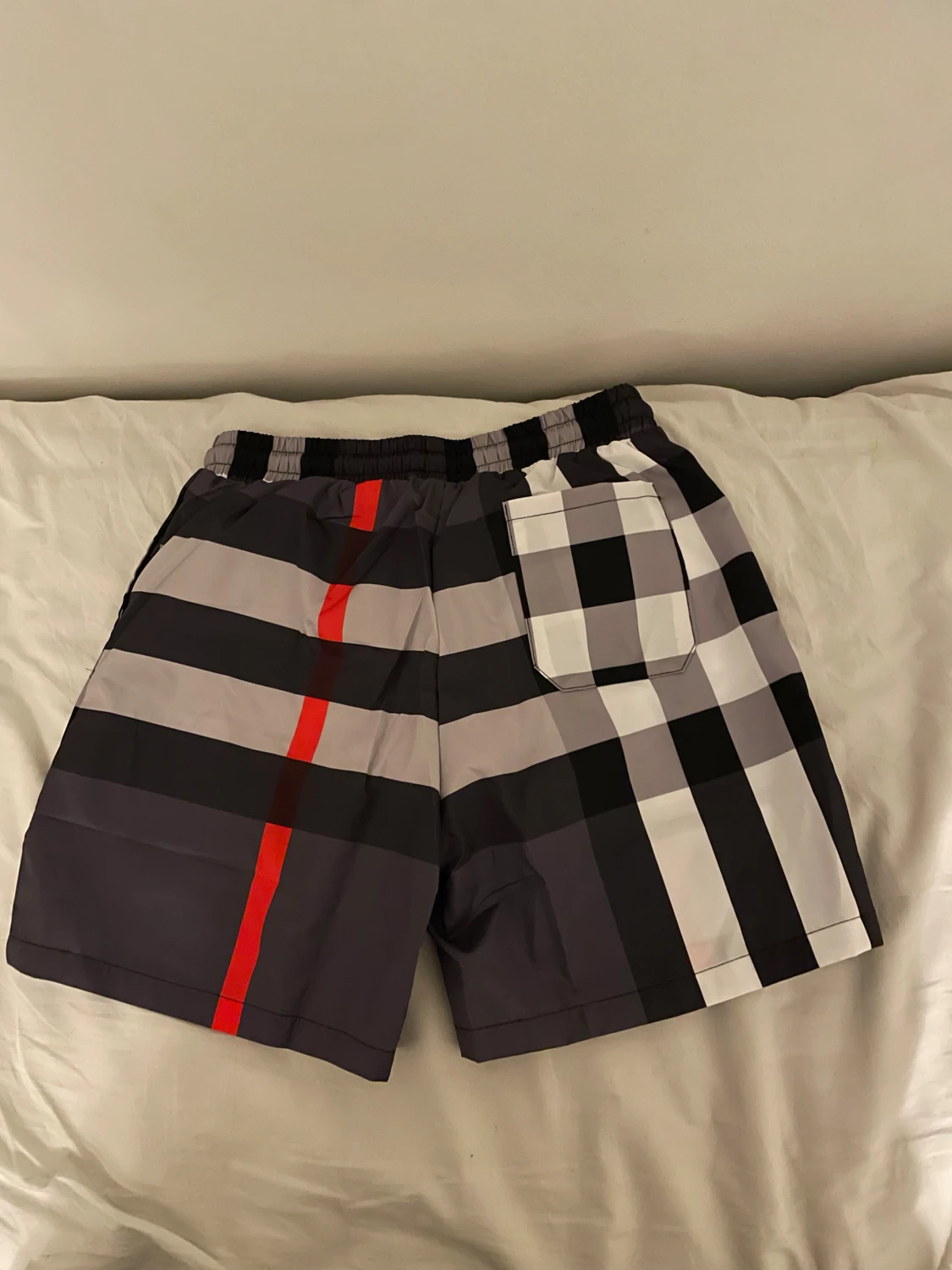 Rutig Burberry badshorts med snörning - 1
