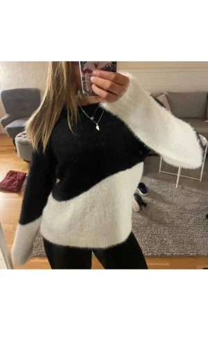 Svartvit stickad tröja från Vila - Mysig stickad tröja från Vila i svart och vitt!❤️❤️ M men den är väldigt liten i storleken skulle passa Xs och S!❤️🫰🏼 priset går såklart att diskutera!