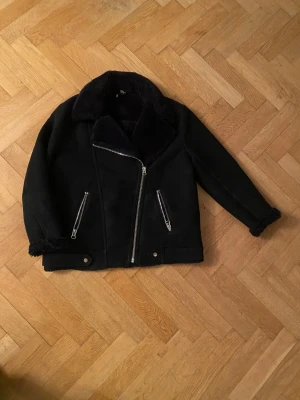 Svart mocka med dragkedjor - Svart mocka jacka med mysigt foder. 