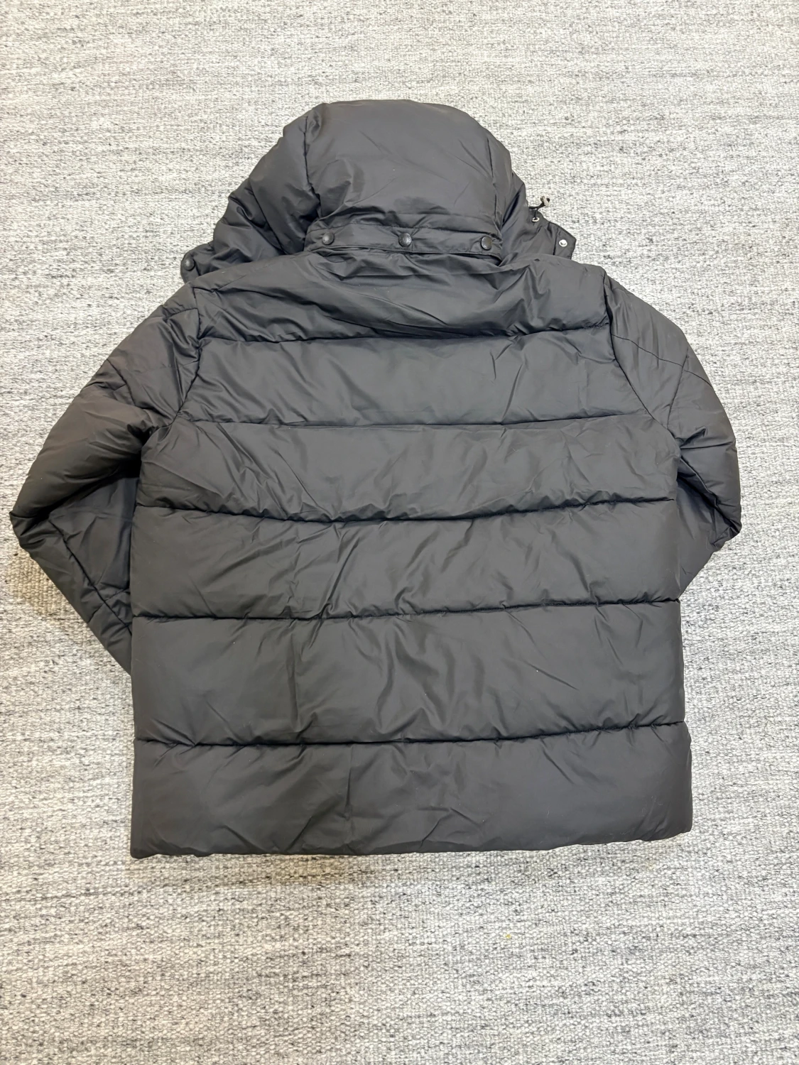 Svart Moncler pufferjacka med huva - 1