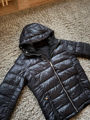 J Lindeberg vändbar jacka - Säljer denna snygga j Lindeberg vinterjackan i mycket bra skick inga defekter!⭐️Storlek : finns ingen lapp men passar M!🤝Nypriset ligger på 4000kr!🙌Hör gärna av er om ni har funderingar!👍