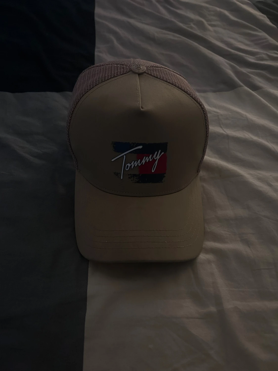 Beige meshkeps från Tommy Hilfiger