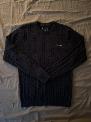 Bondelid stickad tröja - Snygg mörkblå bondelid tröja i jättebraskick. Storlek S med slim fit passform. Priset kan diskuteras.