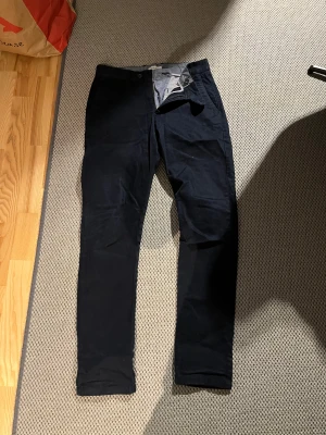 John Henric chinos - Navy Chinos från John Henric | strl W30 | inga defekter | fler bilder går att lösa. 