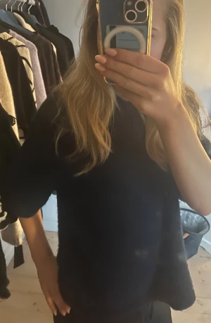 Mörkblå tröja - Mörkblå stickad tröja med korta ärmar, inte nopprig, kan fixa bättre bilder💕