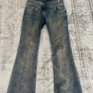 Weekday low waist bootcut jeans utan bakfickor - Säljer ett par lowwaist bootcut jeans utan bakfickor köpta från weekday💞 Nypris var 400kr, bara att kontakta vid frågor💗💗