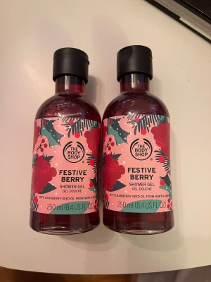 Festive Berry Shower Gel från The Body Shop - Två flaskor Festive Berry Shower Gel från The Body Shop, 250 ml vardera. Givetvis aldrig öppnade. 