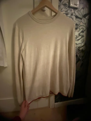 Riley tröja  - Säljer denna fina beige/vita tröjan från Riley! Den är i storlek M men passar som s också! 