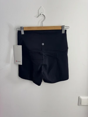 Lululemon tränings/sport shorts size 6 - Tränings/sport shorts i storlek 6 från Lululemon. Storlek 6 motsvarar S/M beroende på modell. 