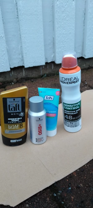 Ett set med diverse skönhetsprodukter för män. - Schwarzkopf Taft Men Irresistible Power Power Gel: En hårgelé för män som ger en "clean cut look" och stark stadga (nivå 8). 50% kvar  Schwarzkopf OSiS+ Session: En stylingprodukt med stadga nivå 3. Nytt  TePe Daily Toothpaste: En tandkräm med mild pepparmintsmak, tillverkad i Sverige, som förebygger karies. Nytt  Sensitive Control Deodorant: En deodorant för känslig hud som ger 48 timmars skydd. Nytt