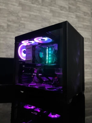 PC + Full setup  - Säljer min gamingdator i nära nyskick då den knappt har använts på grund av tidsbrist. Datorn är kraftfull, tyst och redo för allt från e-sport till tyngre spel i hög upplösning.  🖥️ Specifikationer: 	•	Moderkort: Aurous Z590 Pro AX 	•	CPU: Intel i7-11700K 	•	CPU Kylning: Be Quiet! luftkylare (tyst och effektiv) 	•	Grafikkort: Geforce RTX 3080 10GB 	•	RAM: 32GB HyperX Beast 	•	Lagring: 1TB SSD + 500GB NVMe SSD 	•	PSU: Corsair RM850x 	•	Chassi: Lian Li PC-O11 Air Mini  🖱️ Ingår även: 	•	Alienware 2