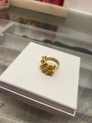 Edblad ring - Säljer fin Edblad ring med nitar. En bit har dessvärre trillat av, därav priset. Nypris 399 kr. Storlek 17.50