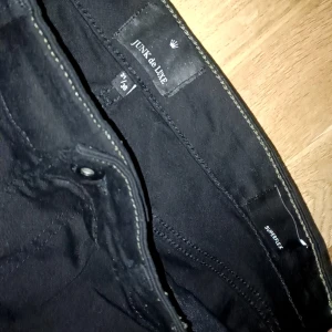 Svarta  jeans från Junk de Luxe - . Passar smal  byxorna har använts MAX vid 5 tillfällen så dom är så gott som nya släppea billigt då de ej kmr till användning 