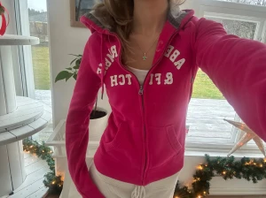 Abercrombie & fitch zip  - En zip från Abercrombie & fitch i storlek S. Jag fraktar inom 24h. Se liknande plagg i min profil! 