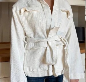 Jeansjacka  - Säljer en snygg vit jeansjacka från Gina Tricot i storlek XS som är perfekt till våren. Jackan är i jättebra skick och bara använd ett fåtal gånger. Säljer pga att den aldrig kommer till användning ❣️❣️