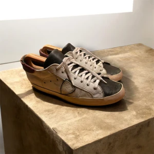 Philippe model skor - Säljer ett par Philippe model / skick - 6,5-7/10 stilrena skor och har en väldigt nice sliten utseende, passar med allt!