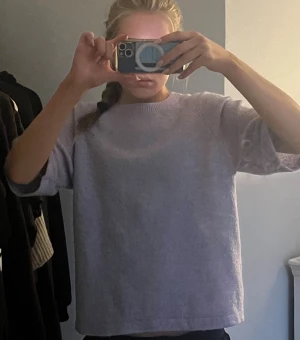 Ljuslila stickad tröja med trekvartsärm - Säljer min Supermysiga ljuslila stickade tröja med trekvartsärm och rund hals. Hör av er om ni har frågor eller om ni vill ha fler bilder💕 skickar oftast samma dag eller dagen efter💕