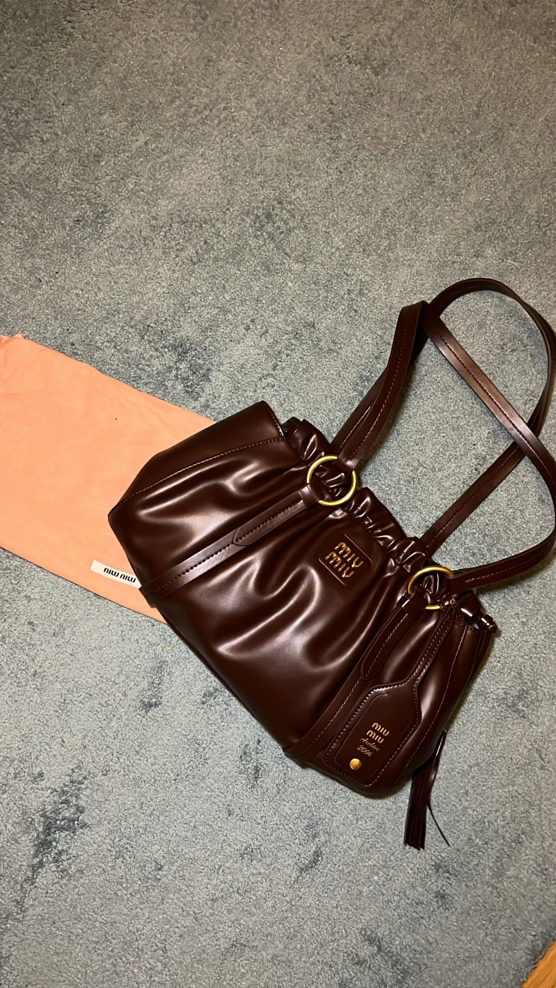Brun axelväska från Miu Miu